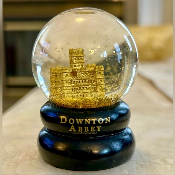 Downton Abbey collectible mini snow globe. - Picture 1 of 6